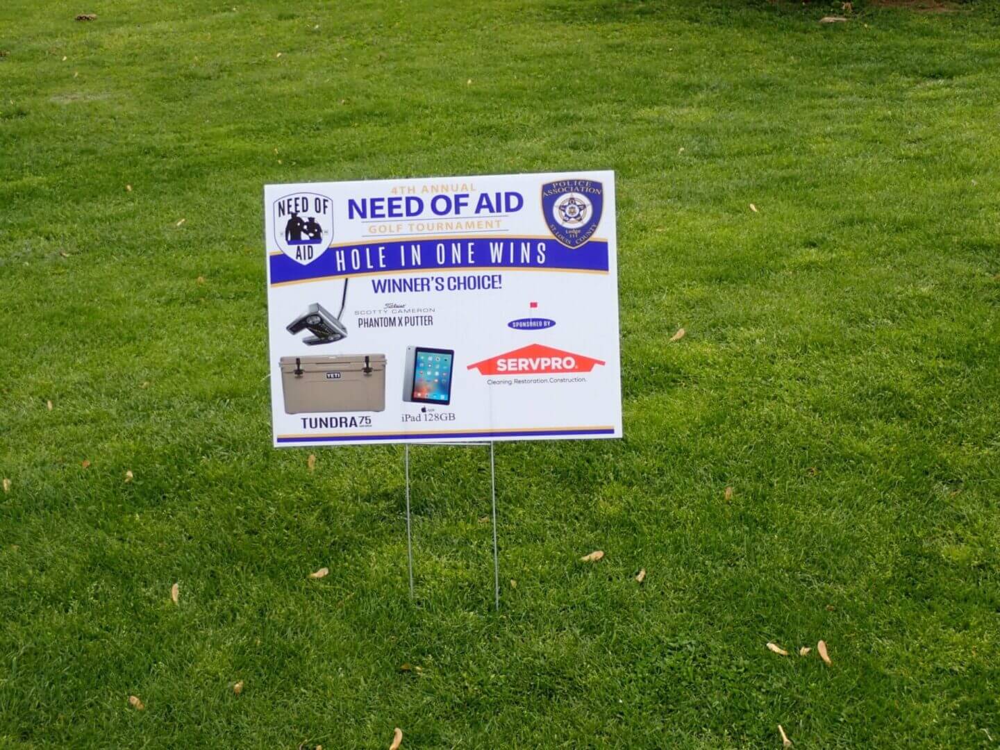 Sign requesting aid for a missing dog in a grassy area.